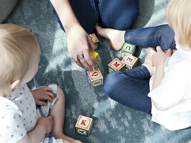 Niños pequeños jugando con cubos de letras