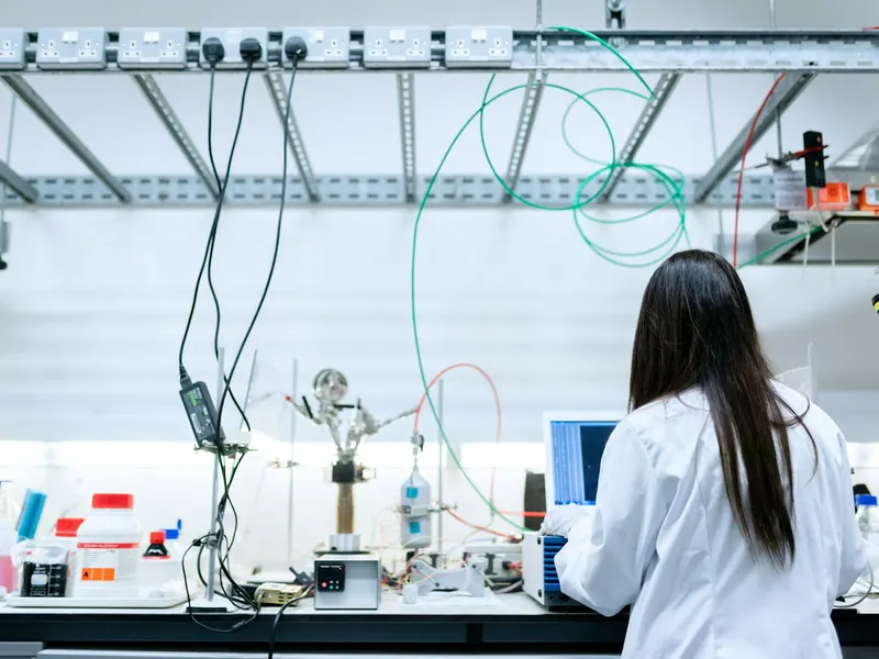 Investigadora trabajando en un laboratorio