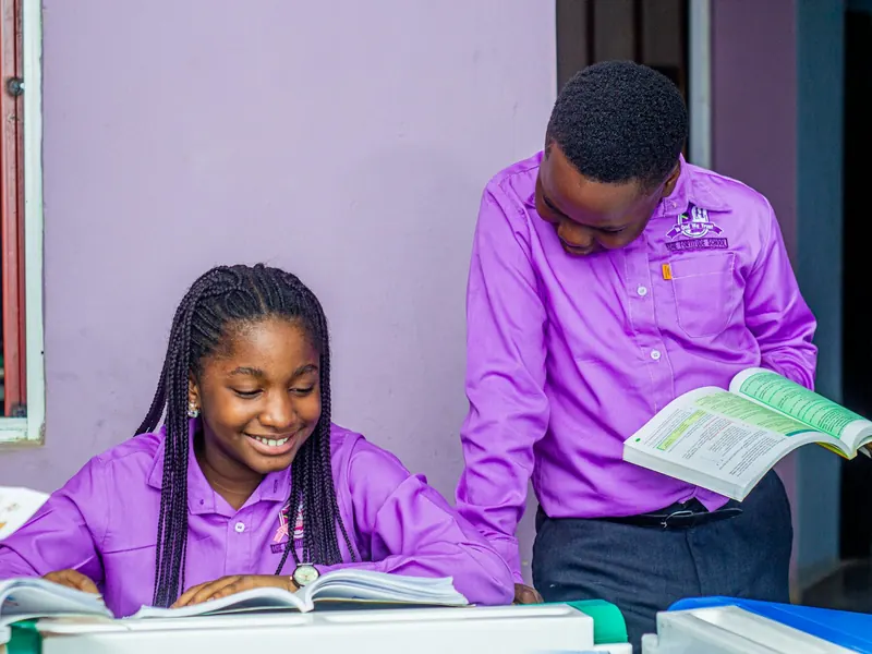 Estudiantes de preparatoria leyendo sus libros