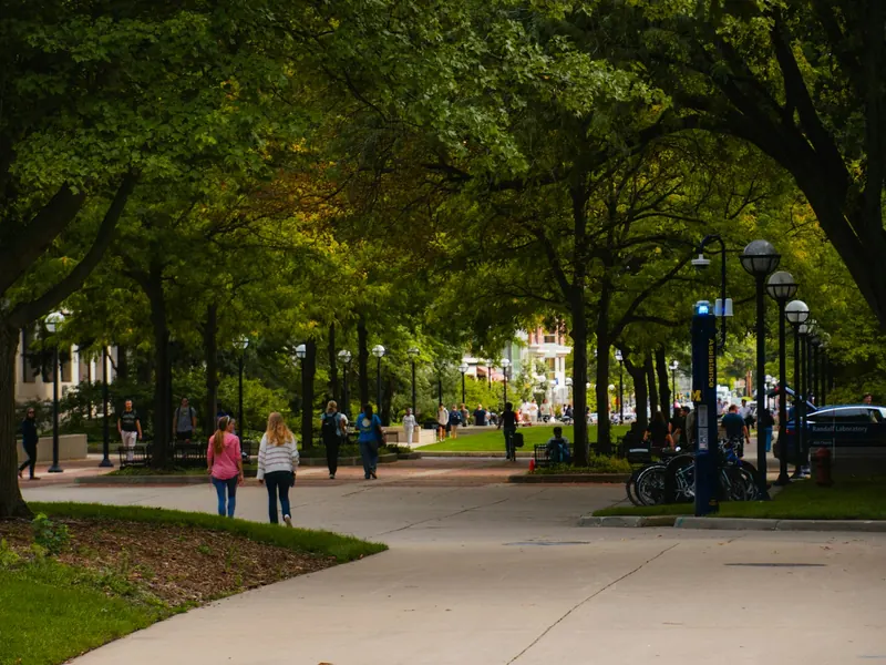 Estudiantes caminando por un campus universitario