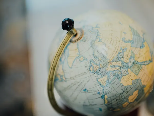 Globo terráqueo sobre un escritorio